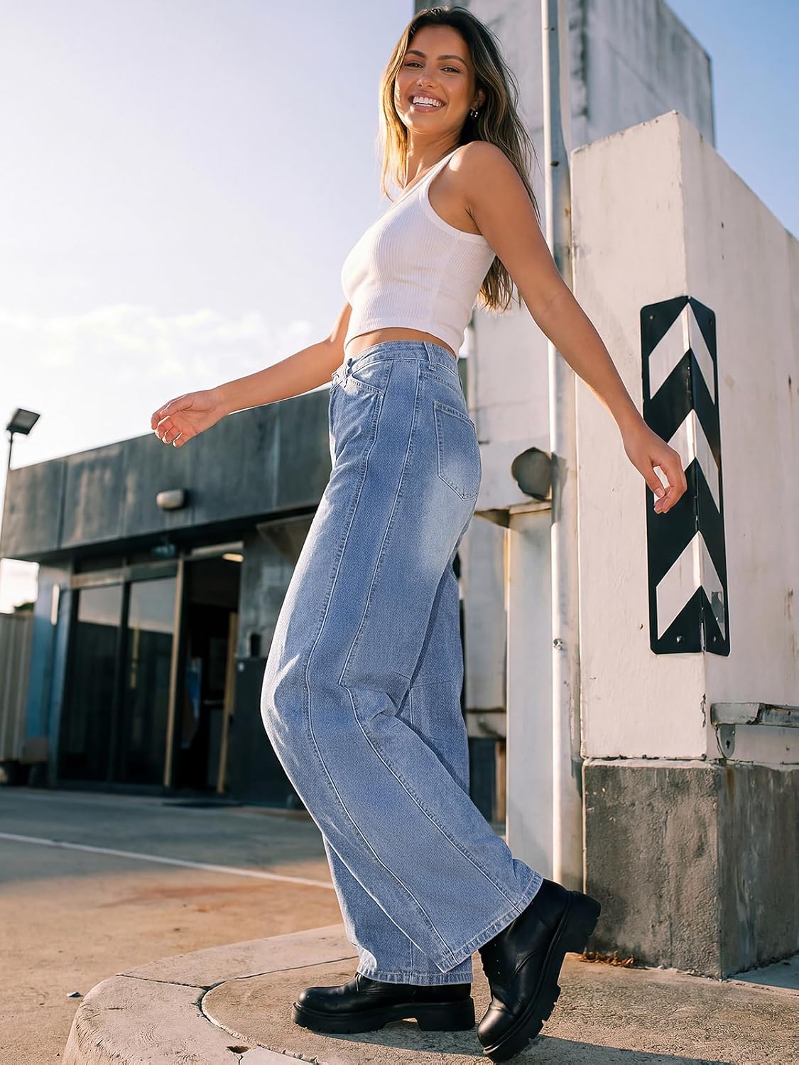 Trendy Queen Women‘s Barrel Jeans - Wide Leg & High Waisted Denim Pants with Curved Hem and Slant Pockets