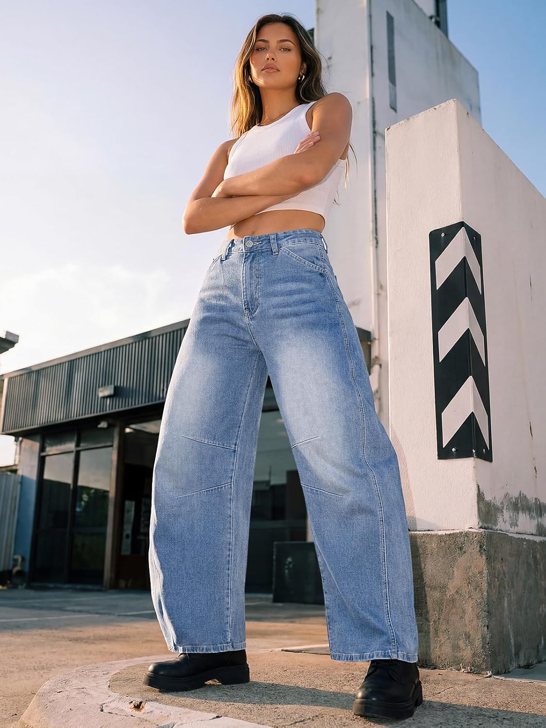 Trendy Queen Women‘s Barrel Jeans - Wide Leg & High Waisted Denim Pants with Curved Hem and Slant Pockets